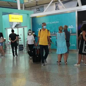 turisti in arrivo all'aeroporto di Olbia