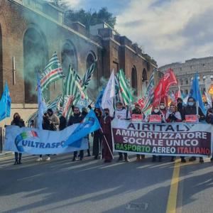 una manifestazione dei lavoratori Air Italy