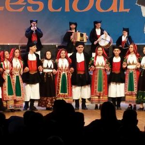 il gruppo folk di Florinas durante un festival internazionale