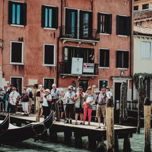 Photo by <a href="https://unsplash.com/@aleks_marinkovic?utm_source=unsplash&utm_medium=referral&utm_content=creditCopyText">Aleks Marinkovic</a> on <a href="https://unsplash.com/s/photos/tourism?utm_source=unsplash&utm_medium=referral&utm_content=creditCopyText">Unsplash</a> Turismo