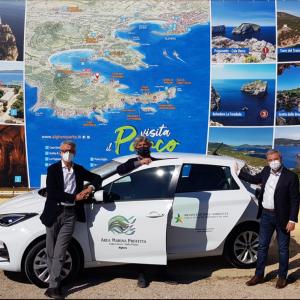 un'auto elettrica del Parco di Porto Conte