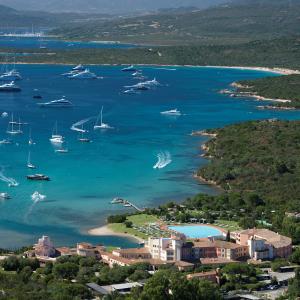 yacht di lusso ormeggiati a Cala di Volpe yacht di lusso ormeggiati a Cala di Volpe