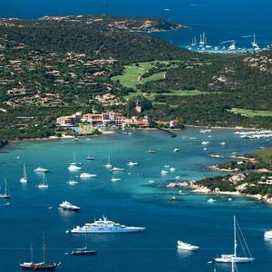 Alcune imbarcazioni da diporto nella baia di Cala di Volpe Alcune imbarcazioni da diporto nella baia di Cala di Volpe