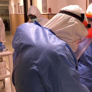 Covid, sanitari in un centro per anziani
