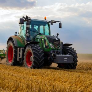 Agricoltore con trattore