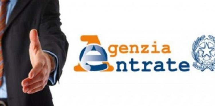 Mano tesa con logo agenzia entrate Mano tesa con logo agenzia entrate