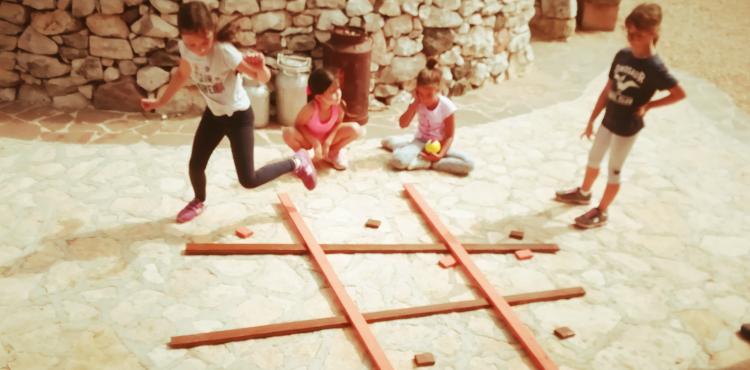 i bambini durante le attività nella fattoria didattica