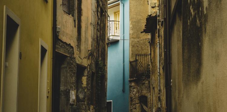 <span>Photo by <a href="https://unsplash.com/@paramir?utm_source=unsplash&utm_medium=referral&utm_content=creditCopyText">Ehud Neuhaus</a> on <a href="https://unsplash.com/s/photos/sardinia?utm_source=unsplash&utm_medium=referral&utm_content=creditCopyText">Unsplash</a></span> Aree di crisi