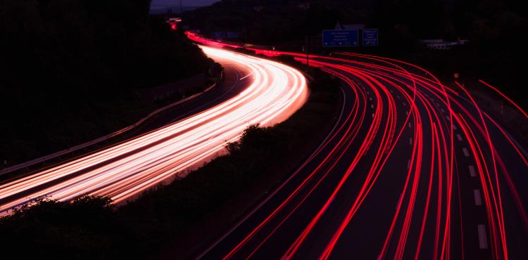 <span>Photo by <a href="https://unsplash.com/@jonasvonwerne?utm_source=unsplash&utm_medium=referral&utm_content=creditCopyText">Jonas Von Werne</a> on <a href="https://unsplash.com/s/photos/highway-night?utm_source=unsplash&utm_medium=referral&utm_content=creditCopyText">Unsplash</a></span> Strade