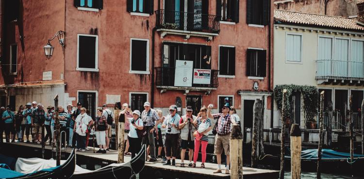 Photo by <a href="https://unsplash.com/@aleks_marinkovic?utm_source=unsplash&utm_medium=referral&utm_content=creditCopyText">Aleks Marinkovic</a> on <a href="https://unsplash.com/s/photos/tourism?utm_source=unsplash&utm_medium=referral&utm_content=creditCopyText">Unsplash</a> Turismo