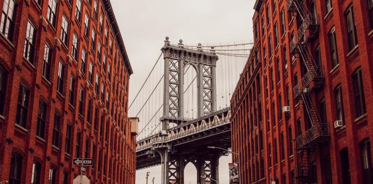 Photo by <a href="https://unsplash.com/@_miltiadis_?utm_source=unsplash&utm_medium=referral&utm_content=creditCopyText">Miltiadis Fragkidis</a> on <a href="https://unsplash.com/s/photos/brooklyn?utm_source=unsplash&utm_medium=referral&utm_content=creditCopyText">Unsplash</a> Fiere internazionali