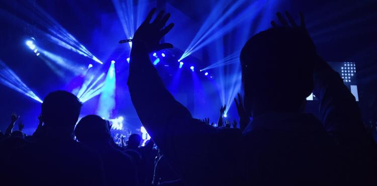 Photo by <a href="https://unsplash.com/@melissaaskew?utm_source=unsplash&utm_medium=referral&utm_content=creditCopyText">Melissa Askew</a> on <a href="https://unsplash.com/s/photos/lice-concert?utm_source=unsplash&utm_medium=referral&utm_content=creditCopyText">Unsplash</a> Spettacolo