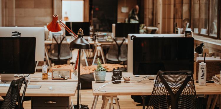 Photo by <a href="https://unsplash.com/@anniespratt?utm_source=unsplash&utm_medium=referral&utm_content=creditCopyText">Annie Spratt</a> on <a href="https://unsplash.com/s/photos/work-office?utm_source=unsplash&utm_medium=referral&utm_content=creditCopyText">Unsplash</a> Lavoro