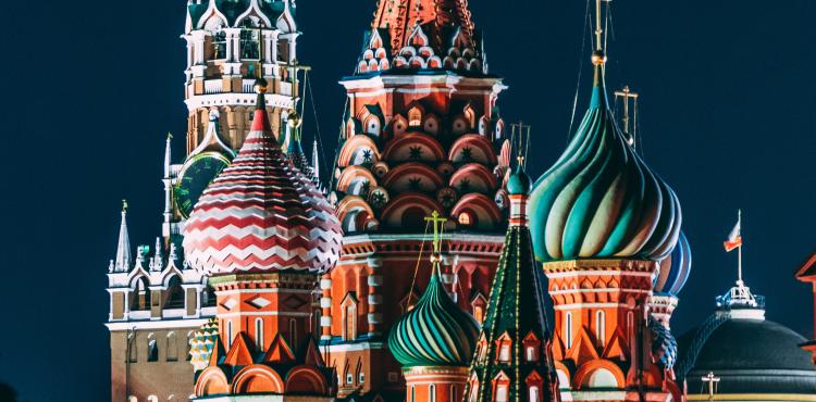 Photo by <a href="https://unsplash.com/@nikolayv?utm_source=unsplash&utm_medium=referral&utm_content=creditCopyText">Nikolay Vorobyev</a> on <a href="https://unsplash.com/s/photos/moscow?utm_source=unsplash&utm_medium=referral&utm_content=creditCopyText">Unsplash</a> Eventi