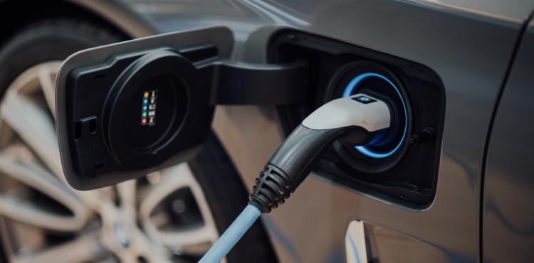 Photo by <a href="https://unsplash.com/@chuttersnap?utm_source=unsplash&utm_medium=referral&utm_content=creditCopyText">CHUTTERSNAP</a> on <a href="https://unsplash.com/s/photos/electric-car?utm_source=unsplash&utm_medium=referral&utm_content=creditCopyText">Unsplash</a> Ambiente