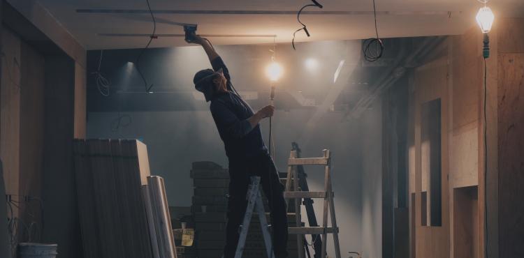 Photo by <a href="https://unsplash.com/@hngstrm?utm_source=unsplash&utm_medium=referral&utm_content=creditCopyText">Henry & Co.</a> on <a href="https://unsplash.com/s/photos/worker?utm_source=unsplash&utm_medium=referral&utm_content=creditCopyText">Unsplash</a> Lavoro