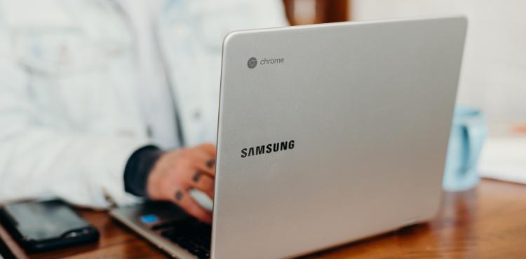 Photo by <a href="https://unsplash.com/@brookecagle?utm_source=unsplash&utm_medium=referral&utm_content=creditCopyText">Brooke Cagle</a> on <a href="https://unsplash.com/s/photos/worker-young?utm_source=unsplash&utm_medium=referral&utm_content=creditCopyText">Unsplash</a> Lavoro