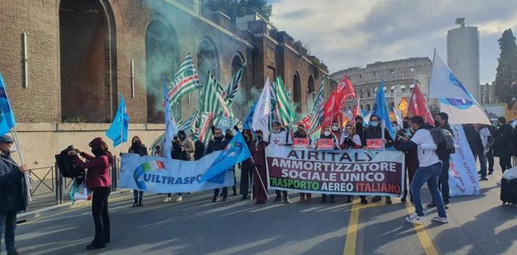 una manifestazione dei lavoratori Air Italy una manifestazione dei lavoratori Air Italy