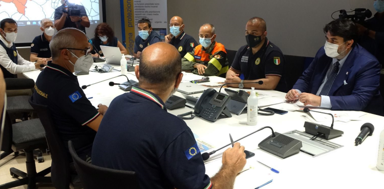 il presidente della Regione, Christian Solinas, con la protezione civile