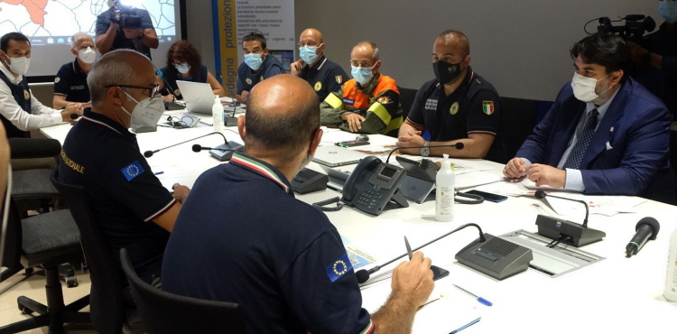 il presidente della Regione, Christian Solinas, con la protezione civile il presidente della Regione, Christian Solinas, con la protezione civile