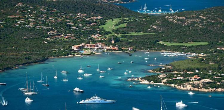 imbarcazioni al largo di Cala di Volpe imbarcazioni al largo di Cala di Volpe