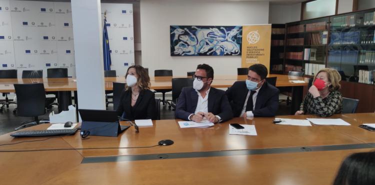 L'assessore della programmazione Giuseppe Fasolino e il direttore del Crp Massimo Temussi durante l'incontro con le Unioni dei Comuni