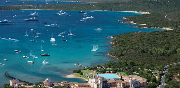 yacht di lusso ormeggiati a Cala di Volpe yacht di lusso ormeggiati a Cala di Volpe